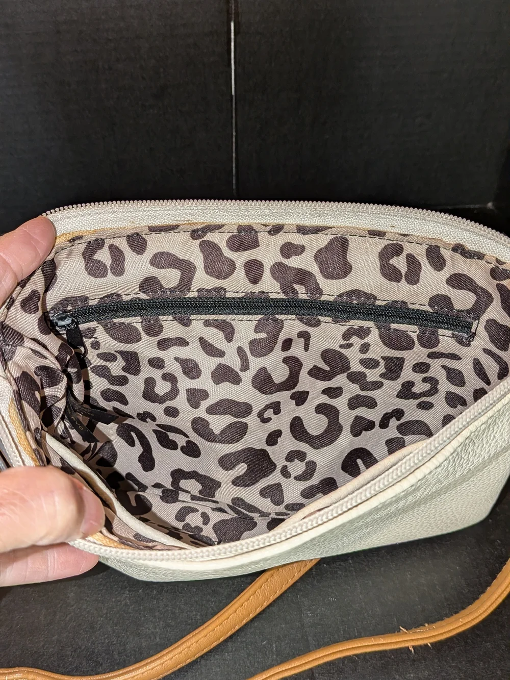 Jessica Simpson Crossbody Adjustable Strap Bag 3 Zip Pockets, 2 Slip Pockets